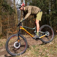 GENIUS BIKE SHORTS die Herren-Radhose olive/schwarz