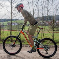 GENIUS BIKE SHORTS die Herren-Radhose olive/schwarz